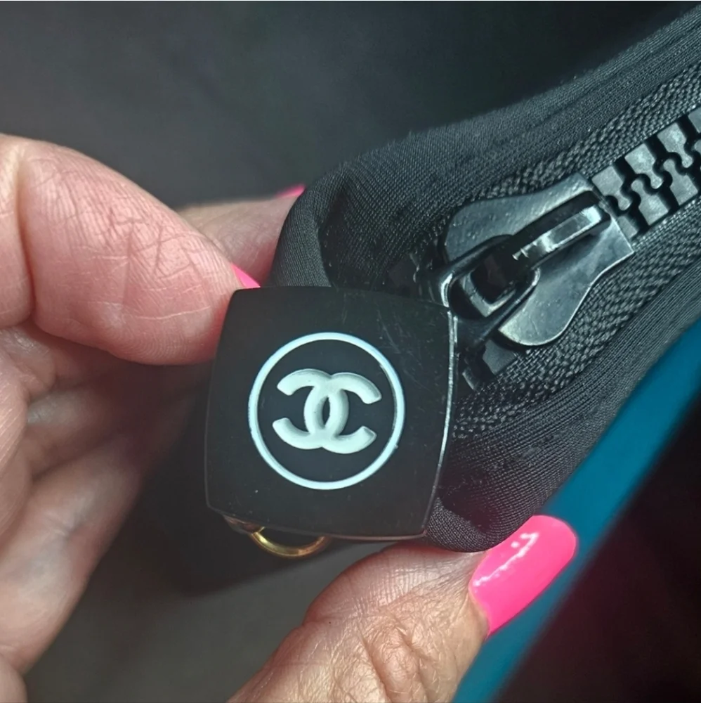 CHANEL Classic Black Zip Crossbody/ Cosmetic Bag - Picture 5 of 7